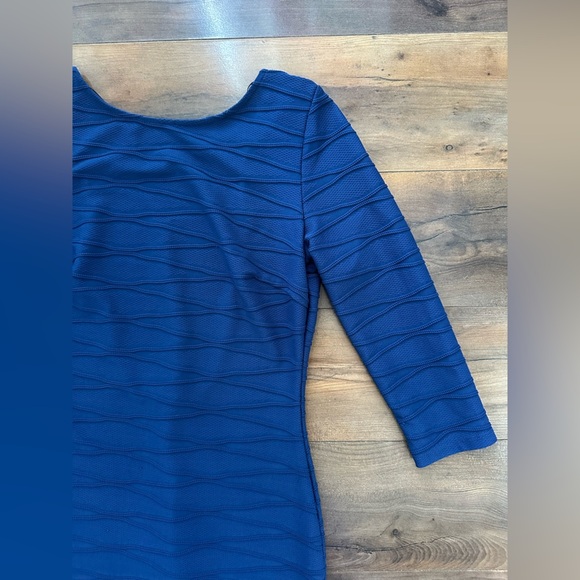 Windsor Blue Textured Bodycon Dress – Size M – Made in USA - Picture 4 of 8